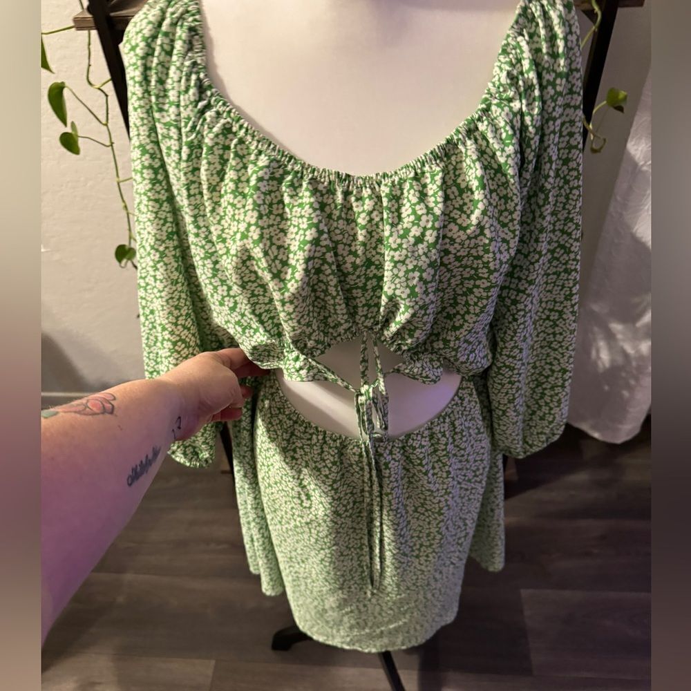 Sexy green floral top w cute mid section reveal 2X